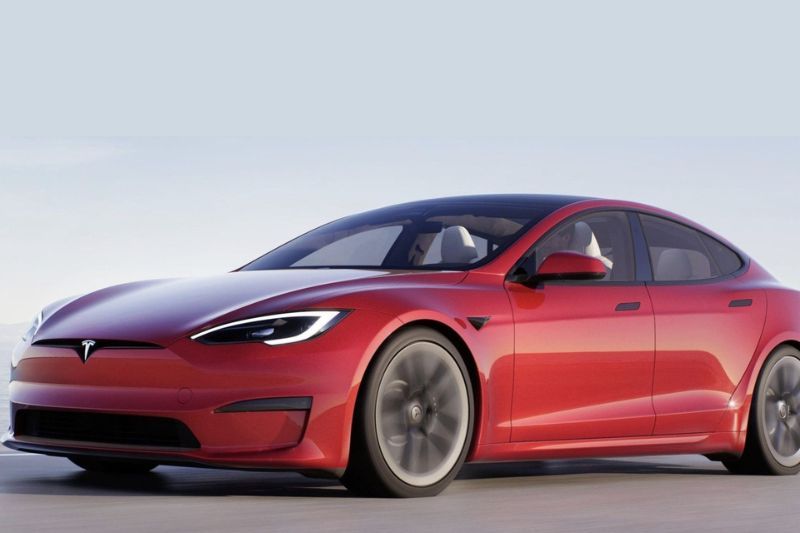 Tesla Model S rosso fiammante - Tesla arriva in Europa date di consegna e prezzi