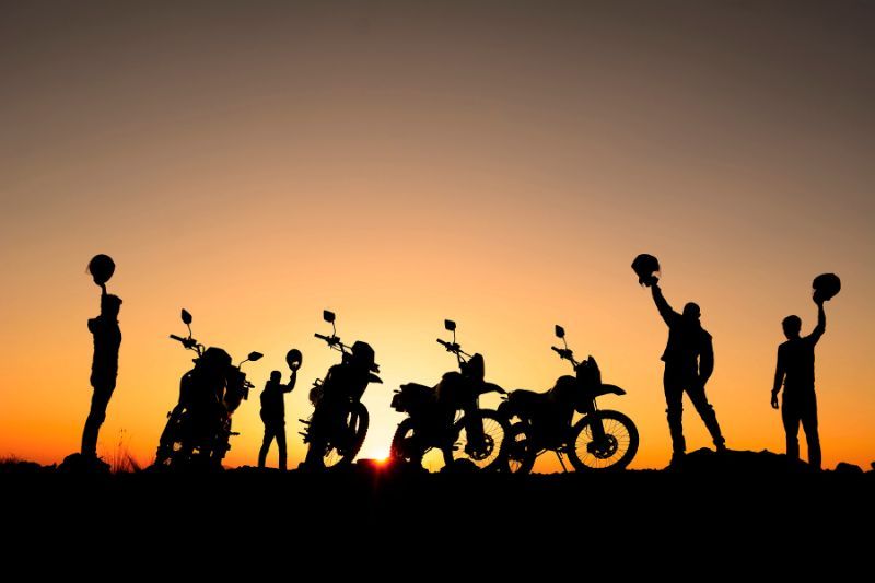 panorama con dei ragazzi in moto, colori caldi - Moto panorama - Incentivi scooter e moto a settembre 2022