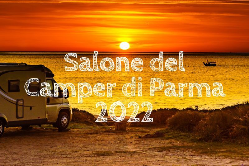 tramonto, un camper di fronte al mare e la scritta Salone del Camper di Parma 2022
