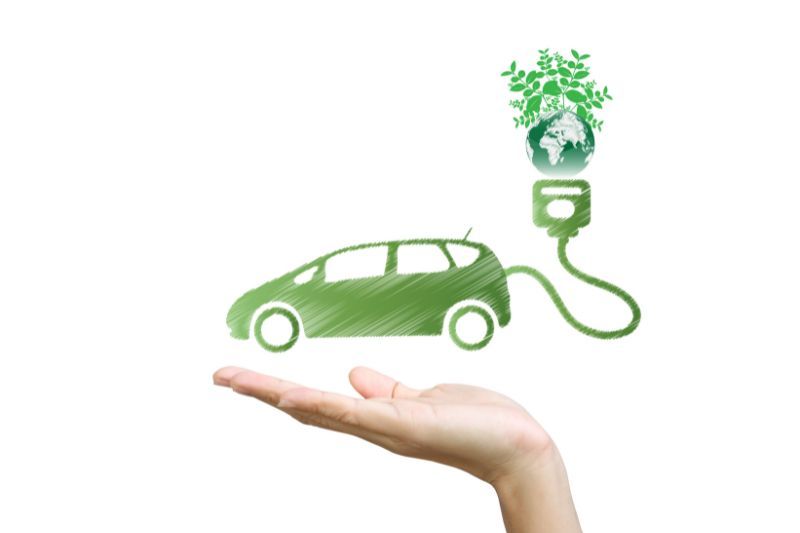 mano che regge in sospeso un'auto green elettrica (immagine sull'eco-sostenibilità ambientale) auto elettrica la batteria si scarica in inverno?