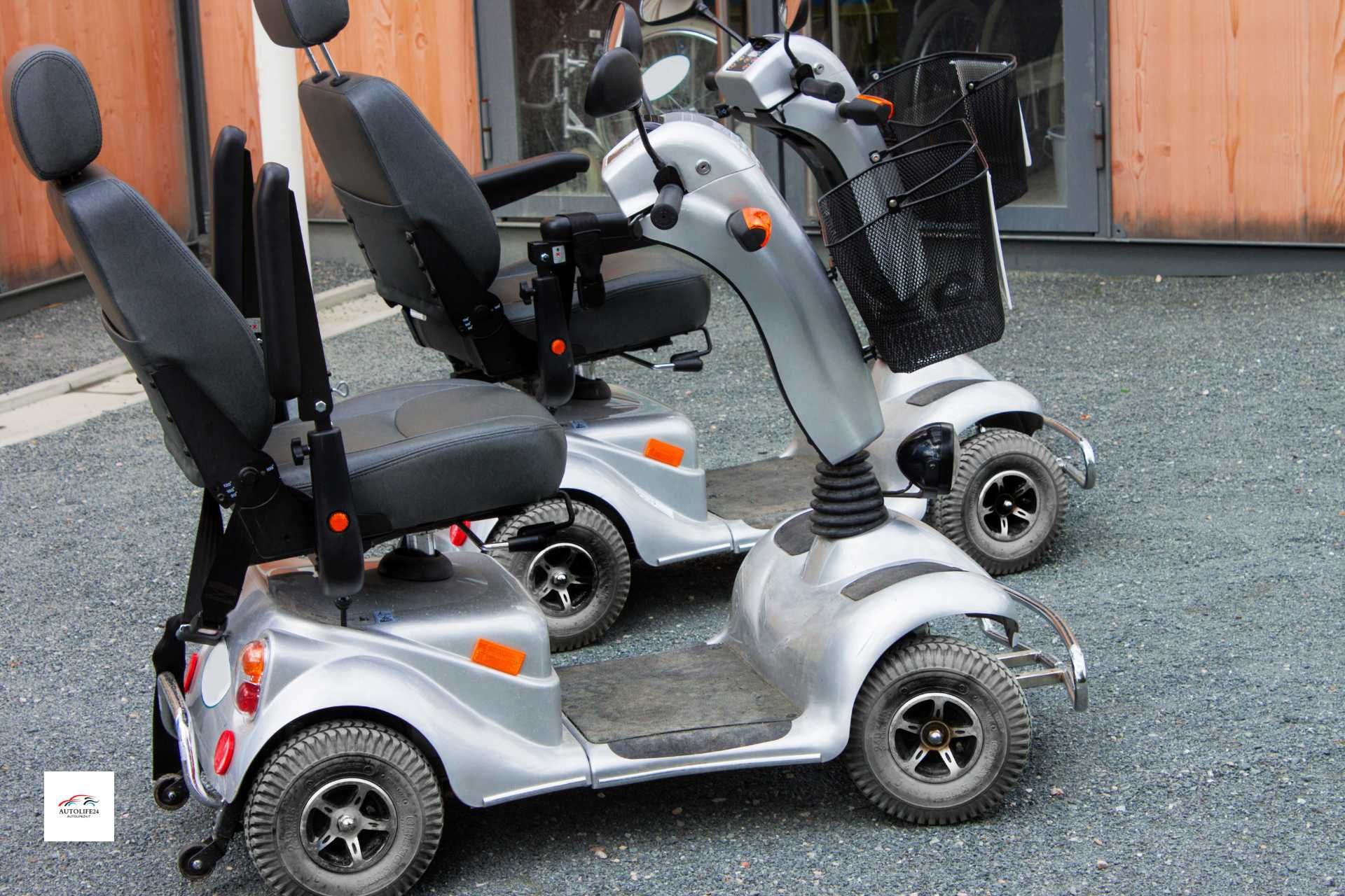 Motocicli per disabili parcheggiati, color grigio