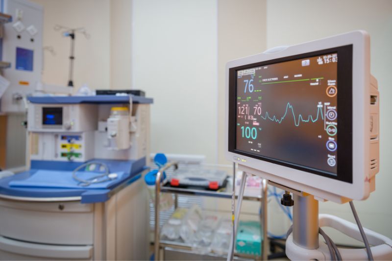 Parametri ospedalieri con schermo che indica pressione e battito - Smart Cabin Controller
