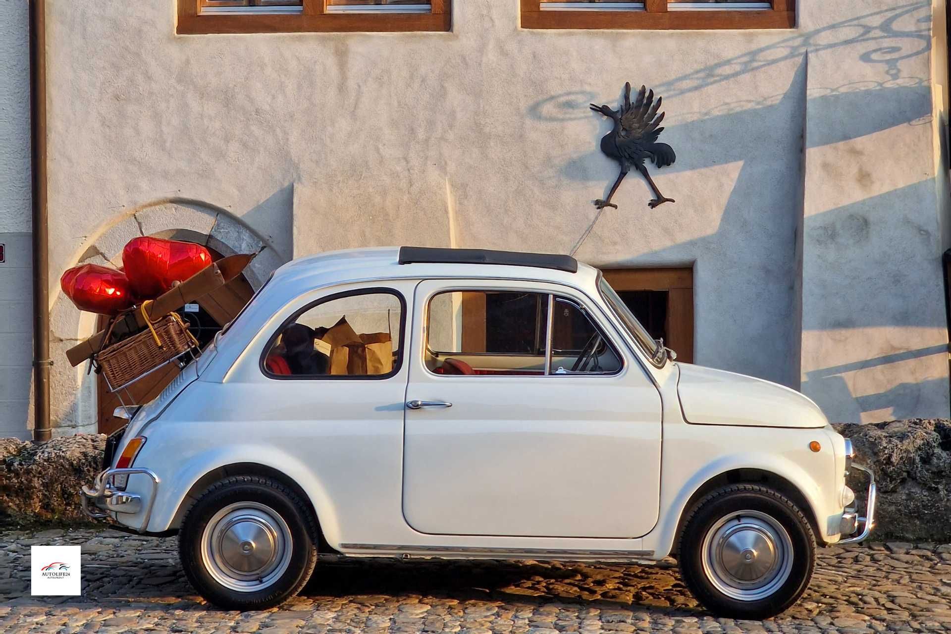 Fiat innovazione italiana - una 500 degli anni 70 bianca con cappotta