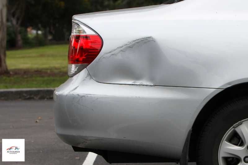 auto grigia danneggiata - Parcheggi l'auto e te la danneggiano